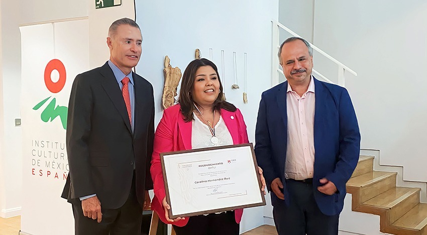 Entrega de reconocimiento Ohtli.