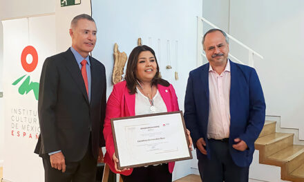 Entrega de reconocimiento Ohtli.